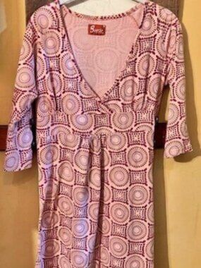 Gorgeous Rare Pink Pattern Soft V-neck dress by Giggle, Medium, Hard to Find
